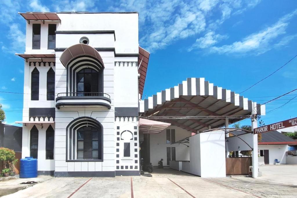 Urbanview Lovetel Near Jalan Sudirman By Reddoorz Padang  Exterior photo